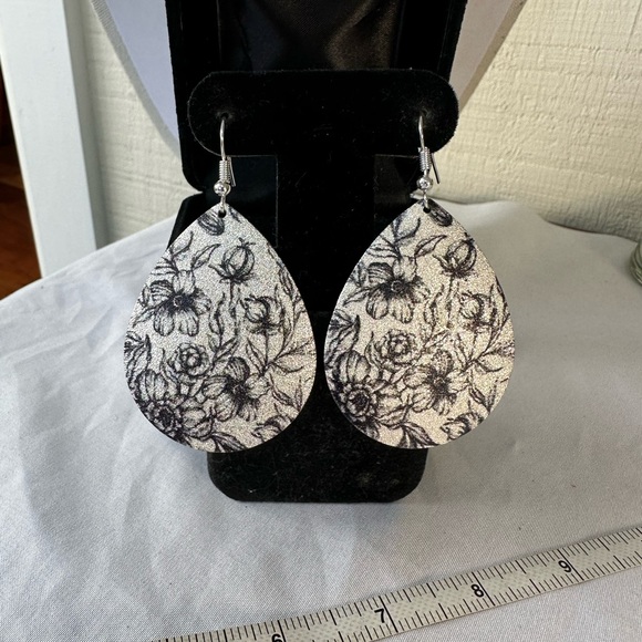 Pretty sparkly silvertone metal flower earrings - Picture 5 of 6